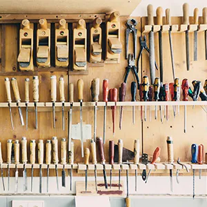 verschiedene Werkzeuge h&auml;ngen an einer Wand