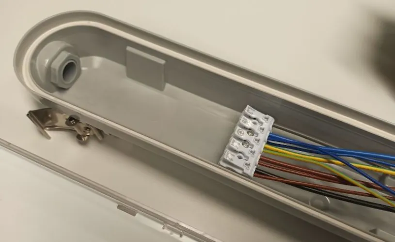 Zweite L&uuml;sterklemme bei der Durchgangsverdrahtung