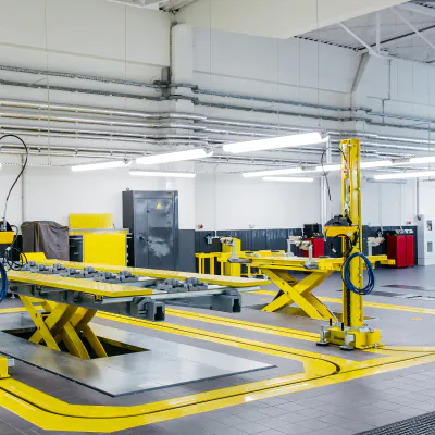 LED Wannenleuchten in einer Industriehalle