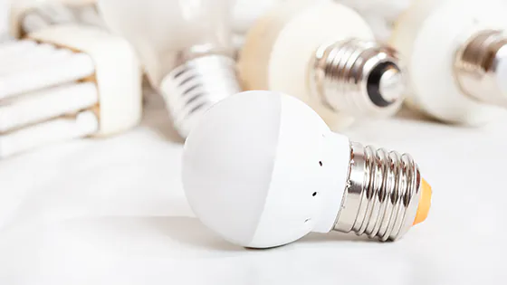 E27 LED-Lampe vor wei&szlig;em Hintergrund